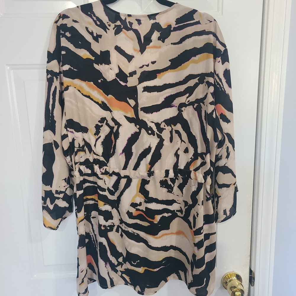 Dennis Basso Abstract Animal Print Beaded V-Neck Top Womens Medium - Picture 12 of 16